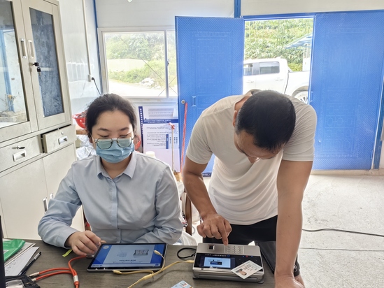 现场办理银行卡。 苏遥东 摄 (2).jpg