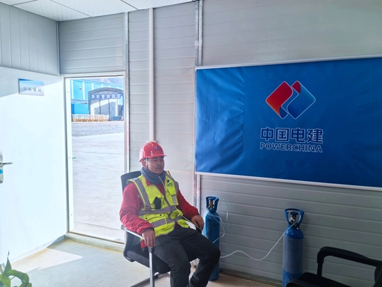 【基层动态】(第二分局) 高原施工有“氧”保障,工友干活更安心 摄影:李彦涛.jpg