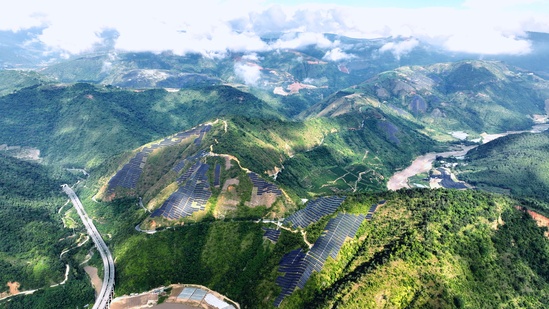 光伏场区。明键 摄.jpg