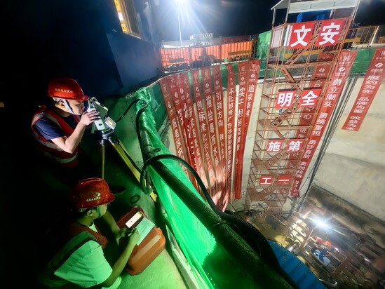 10.27 环北部湾广东水资源配置工程D1标2号顶管井夜间测量 (黄金贤).jpg
