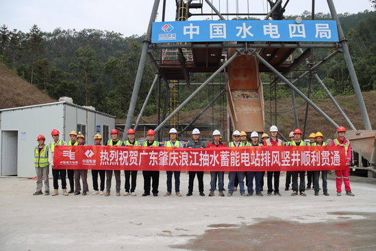 拉横幅照片。程小清 摄.JPG