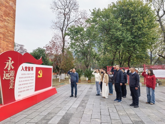 来宾项目部开展参观柳州市军事博物园主题党日活动照片。周璐璐 摄2.jpg