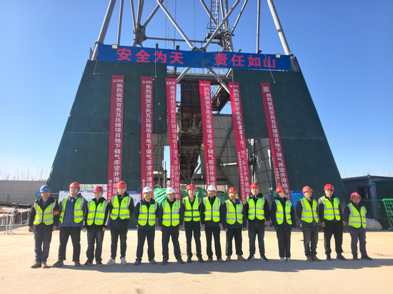 滑模施工顺利到顶合照。冯婧 摄.jpg