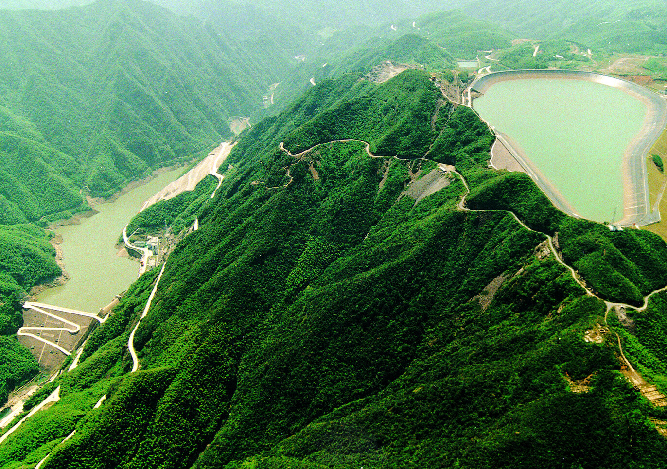 未来,待长龙山电站建成后,加上已运行的天荒坪抽水蓄能电站,这两朵"